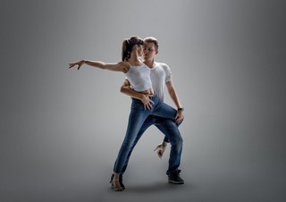 KIZOMBA – Traveling step in couple